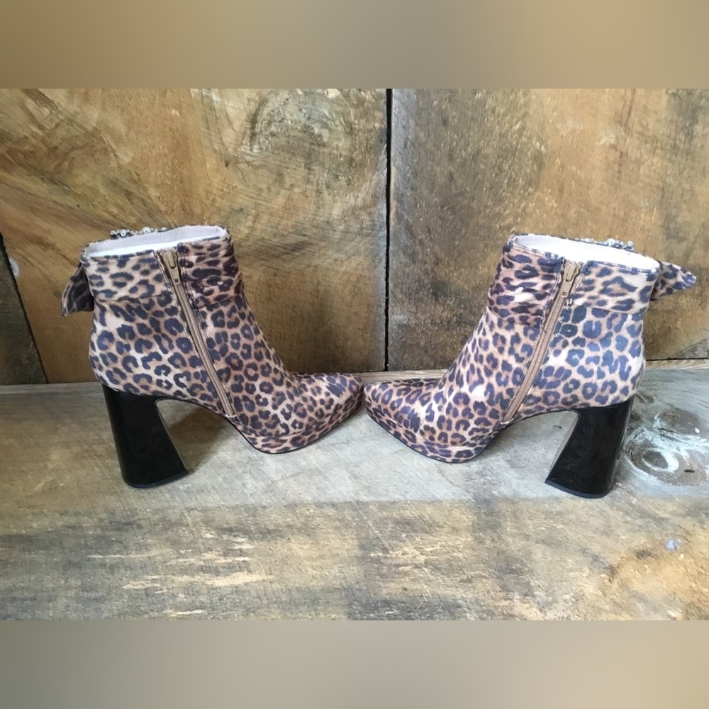 NIB Betsy Johnson Idris Leopard Boots - Picture 2 of 10